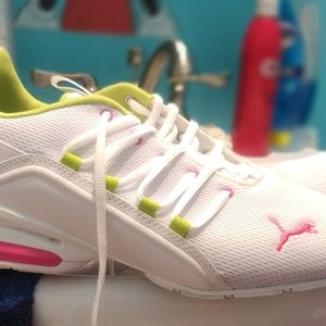 Women's  Puma Shies size 11